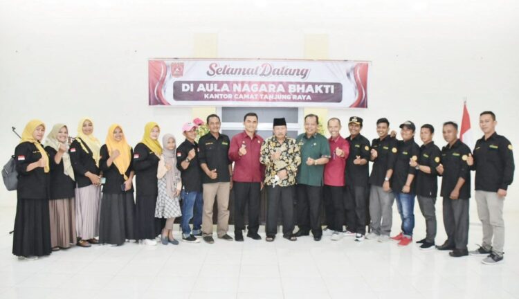 FOTO BERSAMA— Bupati Agam Andri Warman foto bersama usai melakukan audiensi dengan Pokdarwis Sungai Batang di Kantor Camat Tanjung Raya.