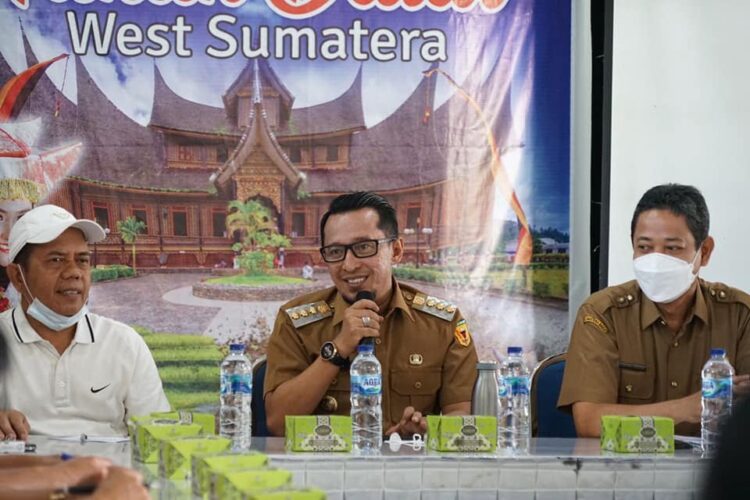 KETERANGAN PERS—Bupati Tanahdatar Eka Putra didampingi Anggota DPRD Herman Sugiarto dan Kadis Parpora Abd Hakim.