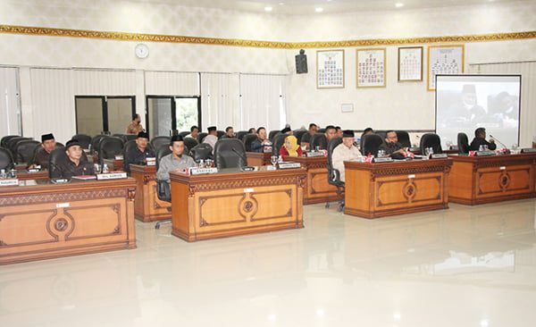 RAPAT PARIPURNA— DPRD Agam menggelar rapat peripurna penyampaian jawaban Bupati atas Pandangan Umum Fraksi terhadap Ranperda tentang Pembentukan Nagari.