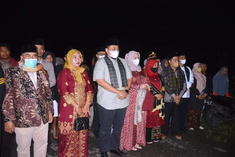 SAMBUT—Wabup Tanah Datar Richi  Aprian beserta rombongan disambut sebelum resmikan sanggar lereng marapi.