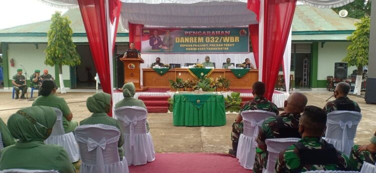 Beri Arahan pada Prajurit, Danrem 032/WBR Kunjungi Kodim 0307 Tanahdatar 1 Memberi pengarahan pada prajurit TNI Khususnya anggota Kodim 0307 Tanahdatar , Danrem 032 WBR Sumatera Barat Brigjen TNI Purmanto kunjungi Kodim 0307 Tanahdatar, Rabu (26/1).