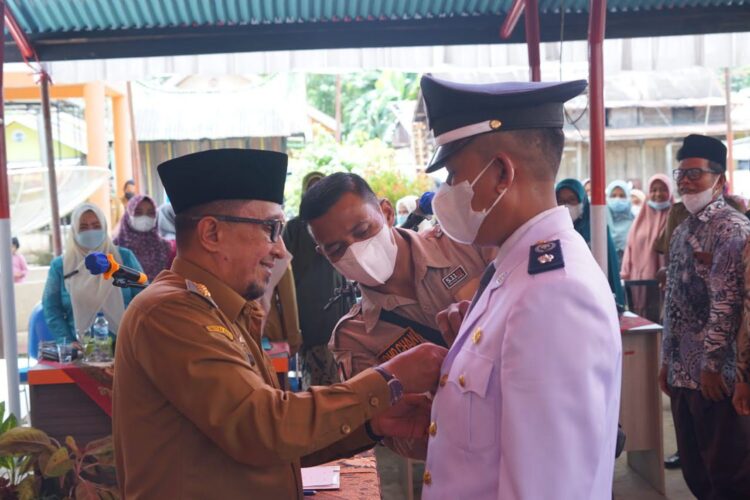 SEMATKAN PIN—Bupati Tanahdatar Eka Putra sematkan pin pada Wali Nagari Tigo Jangko.