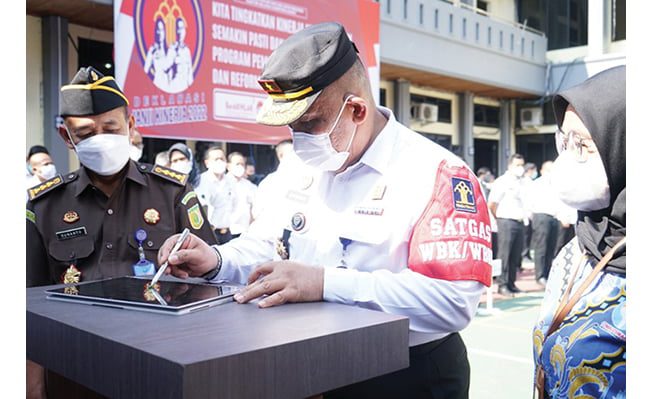 TEKEN PAKTA INTEGRITAS— Kakanwil Kemenkumham Sumbar R. Andika Prasetya melakukan penandatangan pakta integritas, Kamis (13/1).