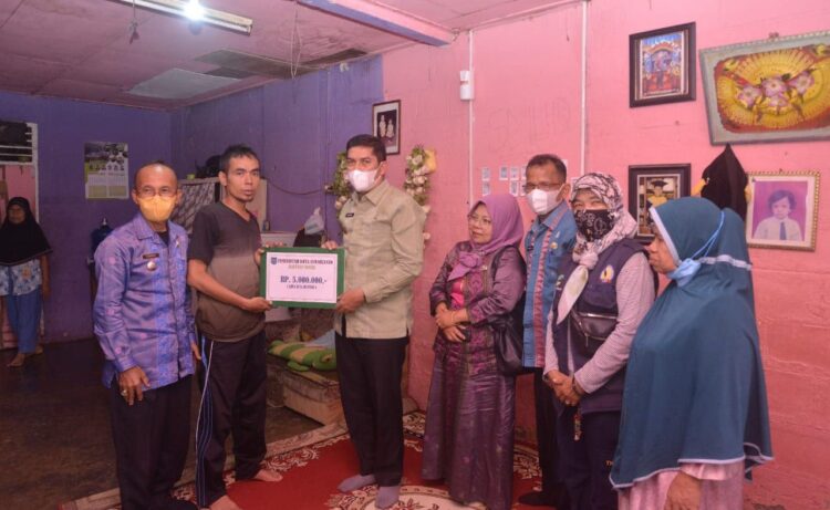 BANSOS KESEHATAN— Wali Kota Sawahlunto Deri Asta menyeerahkan bantuan sosial kesehatan (Bansoskes) berobat kepada masyarakat secara simbolis.