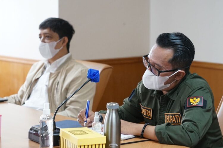 Ditetapkan Warisan Geologi oleh Kementerian ESDM RI, Geoheritage Modal Penting Bangun Geopark di Tanahdatar 1 DIALOG—Bupati Eka Putra sedang melakukan dialog dan audiensi dengan pihak Kantor Badan Geologi Kementerian Energi dan Sumber Daya Mineral RI di Bandung.