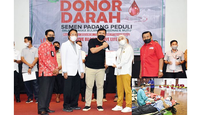 SERAHKAN PIAGAM— Kepala Unit Humas & Kesekretariatan PT Semen Padang Nur Anita Rahmawati (dua dari kanan) memberikan piagam kepada salah seorang pendonor terbanyak di Gedung Serba Guna Semen Padang.