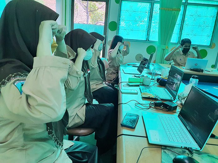 Para peserta dari kelompok SMAN 5 Surabaya sedang mengikuti ajang lomba Olimpiade Satu Hati dan berhasil keluar menjadi pemenang. 