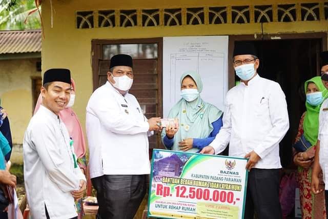 BAGIKAN—Bupati Padangapriaman Suhatri Bur bagikan RTLH  didampingi Baznas.