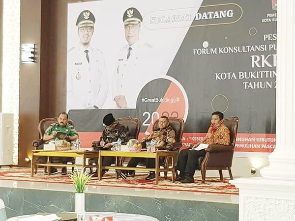 KONSULTASI PUBLIK— Forum Konsultasi Publik RKPD Kota Bukittinggi 2023, menurut Prof Elfindri program ekonomi kerakyatan mendukung sektor pariwisata.