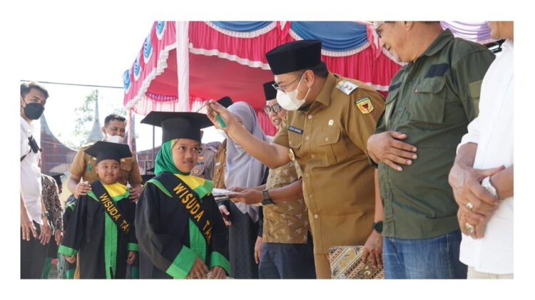 HADIRI—Wabup Richi Aprian hadiri wisuda santriwan dan santriwati tahfiz qur’an langsung meresmikan rumah tahfiz.