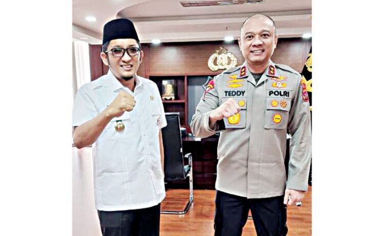 BERTEMU— Kapolda Sumbar Irjen Pol Teddy Minahasa Putra saat bertemu Wali Kota Padang, Hendri Septa di Mapolda Sumbar.