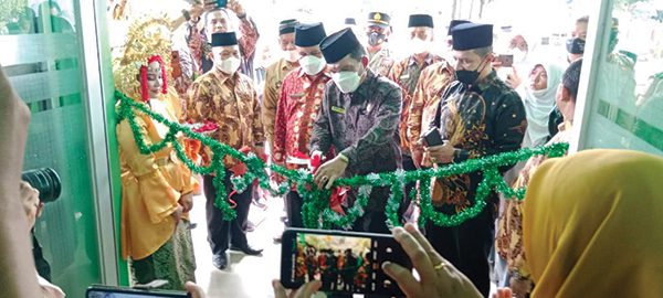 GUNTING PITA— Kakanwil Kemenag Sumbar DR Helmi menggunting pita peresmian Pelayanan Terpadu Satu Pintu (PTSP) MAN 3 Padang Balai Gadang Koto Tangah Kota Padang, Rabu (26/1).