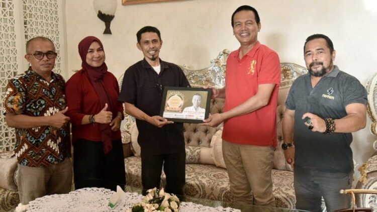 Genius Umar sebagai Tokoh Amazing Sumbar 2021 1 TERIMA—Wali Kota Pariaman Genius Umar saat menerima penghargaan sebagai Tokoh Amazing Sumbar 2021.