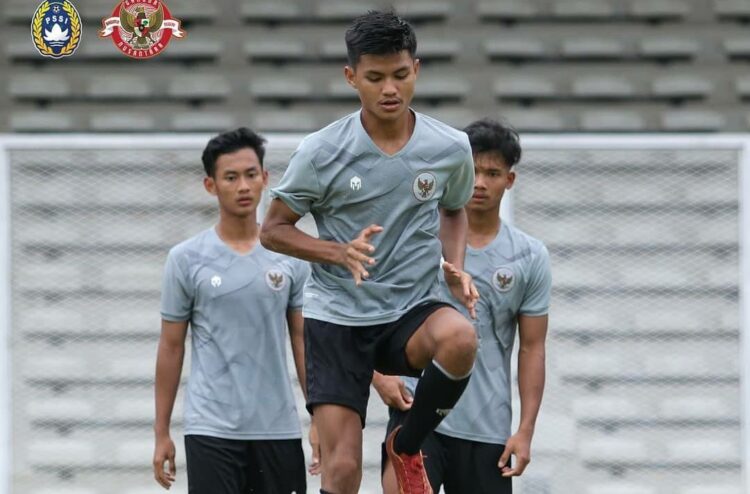 LATIHAN— Pemain Timnas IndonesiaU-19  Genta Alparedo (tengah), saat menjalani sesi latihan di Stadion Madya, Jakarta, November 2020.
