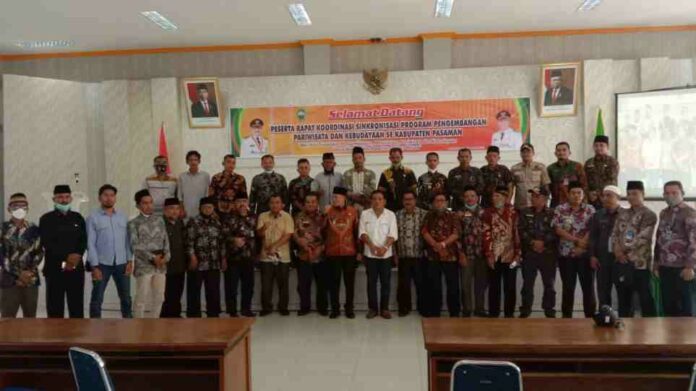 BERSAMA—Wabup Pasaman Sabar AS foto bersama dengan para penggiat Pariwisata di Pasaman.