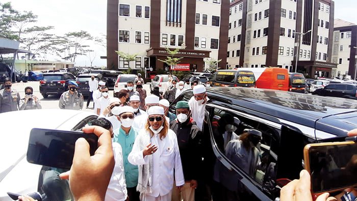 TIBA— Habib Bahar bin Smith tiba di Polda Jabar memenuhi panggilan penyidik Ditreskrimum terkait laporan kasus dugaan ujaran kebencian, Senin (3/1)  sekitar pukul 12.15 WIB.