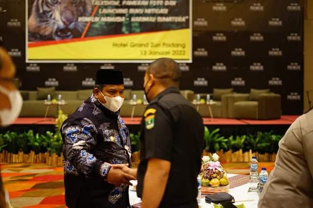 Habitat Harimau Sumatera harus Dijaga Bersama 1 SALAM—Bupati Padangpariaman Suhatri Bur salaman dengan Wagub Sumbar Audy Joinaldy sebelum acara.