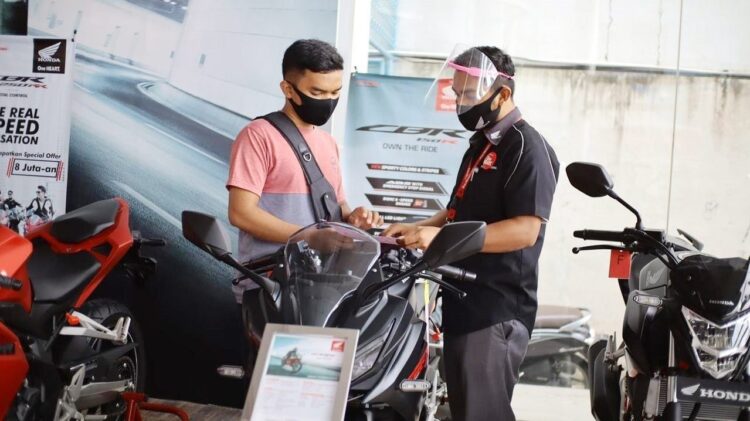 BERIKAN PENJELASAN-Sales marketing PT Menara Agung menjelaskan fitur-fitur serta kelebihan yang disematkan di New Honda CBR150R kepada konsumen.