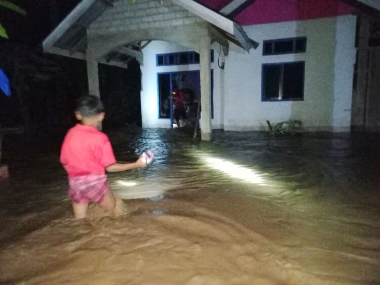 BANJIR— Kondisi rumah warga yang terendam banjir di Kecamatan Kapur IX, Kabupaten Limapuluh Kota.
