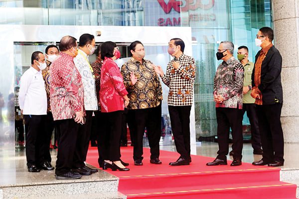 DIALOG— Presiden  dialkog dengan menterinya usai  peresmian pembukaan perdagangan Bursa Efek Indonesia (BEI) tahun 2022 yang digelar di gedung BEI, Jakarta Pusat, pada Senin, (3/1) kemarin..