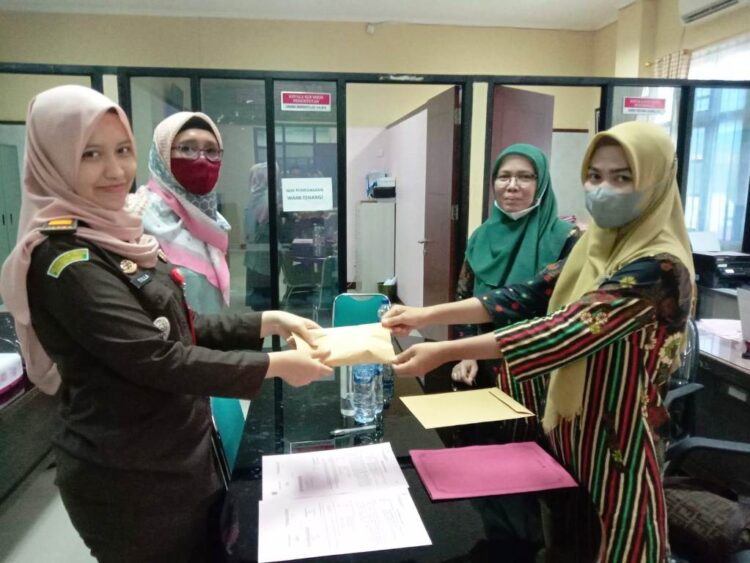 TERIMA UANG— Pihak Kejari Padang menerima uang pengembalian kerugian negara dari tersangka korupsi dana Koperasi Simpan Pinjam Pembiayaan Syariah (KSPPS) BMT Koto Lua Kecamatan Pauh.