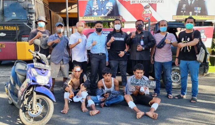 PENCURI MOBIL— Tiga pelaku spesialis pencurian mobil pikap ditangkap Tik Klewang Satreskrim Polresta Padang dan terpaksa ditembak karena melawan.