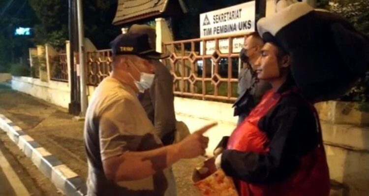 DIAMANKAN POL PP— Petugas Satpol PP Kota Padang menertibkan tiga badut jalanan yang 
dianggap meresahkan dan mengganggu ketertiban di jalan raya, Selasa (4/1) malam.