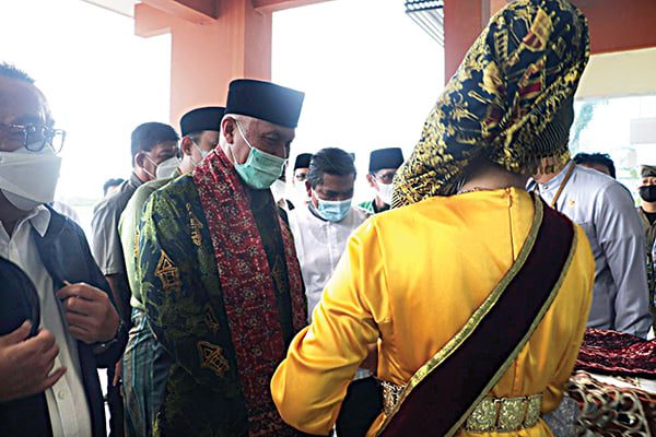 SAMBUT—Gubernur Sumatera Barat Buya Mahyeldi, Rabu (5/1) pagi disambut  di Jambi, dalam rangka kunjungan kerja dan perjanjian kerjasama antar Organisasi Perangkat Daerah (OPD)