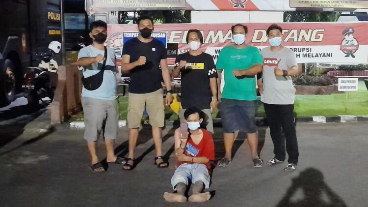 PEMERAS DITANGKAP— Pelaku Rian (21) ditangkap Tim Klewang Satreskrim Polresta Padang karena memeras pengunjung Pantai Padang.