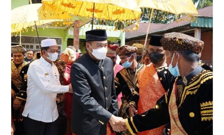 DISAMBUT—Wakil Gubernur Audy Joinaldy saat sampai di lokasi acara batagak panghulu disambut sejumlah pejabat dan panitia.