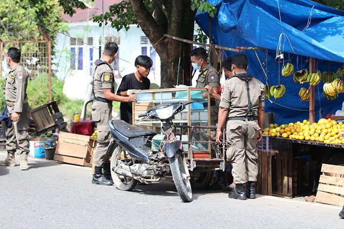 PKL di Depan TPU Tunggul Hitam Ditertibkan 1 TERTIBKAN PKL— Personel Satpol PP Kota Padang memindahkan lapak-lapak milik PKL yang berjualan memakai fasum di depan TPU Tunggul Hitam, Jumat (7/1). Selain itu, PKL di kawasan Bundaran Air Mancur Pasar Raya Padang juga ditertibkan.