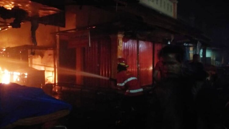 DILALAP API— Terlihat api melalap pusat Pertokoan Pasar Ibuh Blok Barat, Kota Payakumbuh Minggu (9/1) dini hari.