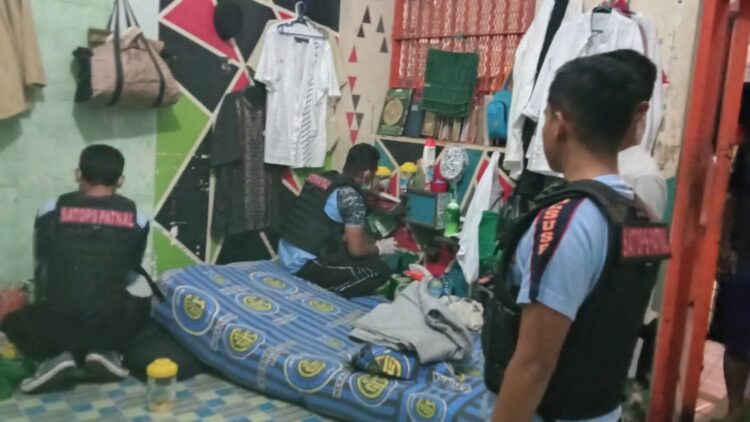 RAZIA RUTIN— Petugas Rutan Kelas II B Padang menemukan barang-barang terlarang yang seharusnya tidak boleh berada ataupun dalam penguasaan WBP seperti kabel listrik, kartu remi, hingga senjata tajam (sajam) saat razia Minggu (9/1) malam.