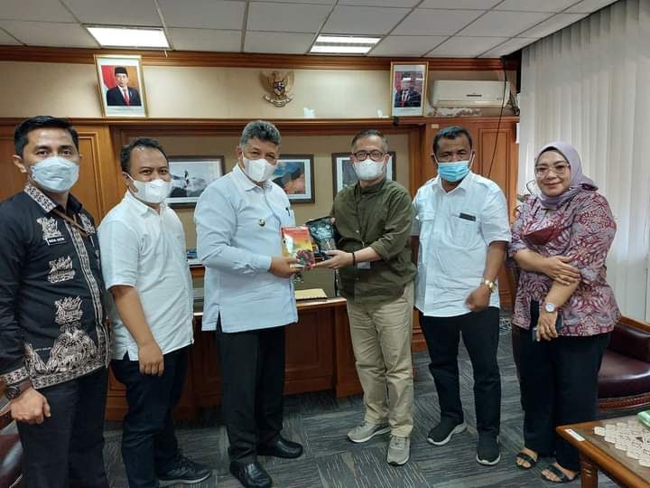 Wujudkan Kota Kecil yang Indah dan Hijau, Pemerintah Pusat Cukup Mendukung Upaya Pemko Solok 1 KUNJUNGI KEMENTERIAN— Wali Kota Solok Zul Elfian menyerahkan cendera mata serta proposal ketika mengunjungi Kementerian KLH.