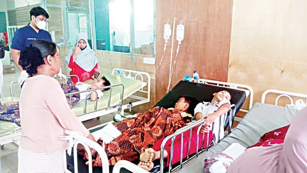 Puluhan Murid SD Keracunan usai Santap Jajanan, Pusing dan Mual, lalu Dilarikan ke Rumah Sakit di Kota Padang 1 DIRAWAT— Kondisi puluhan murid SDN 29 Gunung Sariak yang keracunan makanan mendapatkan perawatan di RSUD dr Rasidin Padang.