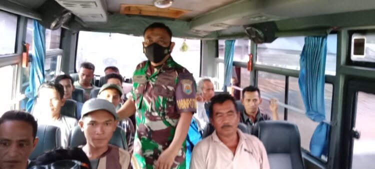 VAKSINASI WARGA BINAAN MARITIM—Anggota Babinpotmar Lantamal II membawa warga binaan maritim dengan bus untuk dilakukan  vaksinasi Covid-19.