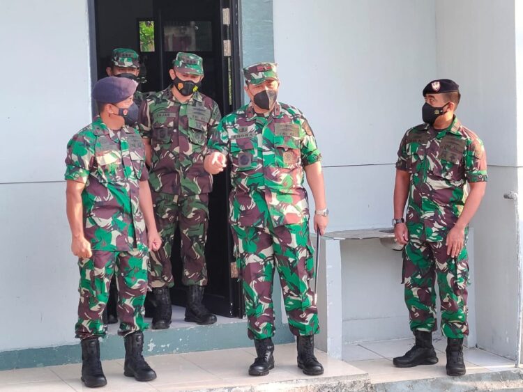 ARAHAN—Komandan Pangkalan Utama TNI AL Danlantamal II Laksamana Pertama TNI Endra Sulistiyono.S.E.,M.M., lakukan kunjungan ke Mako Satuan Kapal Patroli Satrol Lantamal I berikan arahan.