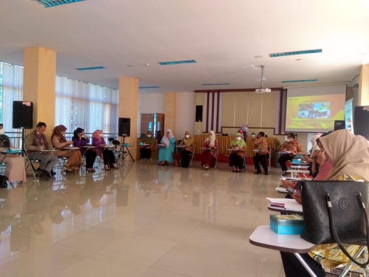 PIMPIN RAPAT— Kepala Dinas P3APPKB Provinsi Sumbar, Gemala Ranti memimpin rapat kerja program tahun 2022 Dinas P3APPKB Provinsi Sumbar dengan stakeholder perguruan tinggi, organisasi NGO serta LSM di Provinsi Sumbar, Kamis (20/1).