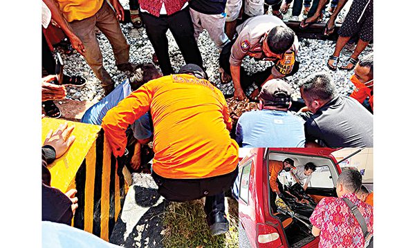 Pemotor asal Pasbar Tewas Ditabrak KA Sibinuang di perlintasan Simpang Kompleks Singgalang 1 EVAKUASI— Petugas gabungan mengevakuasi jasad pemotor yang tewas ditabrak KA Sibinuang di Simpang Kompleks Singgalang, Kecamatan Koto Tangah.