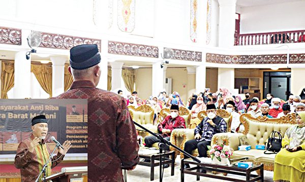 KEYNOTE SPEAKER—  Gubernur Sumbar Mahyeldi menjadi  keynote speaker dalam seminar nasional memperingati Hari Indonesia Tanpa Riba yang digelar Lembaga Bantuan Hukum Riba Crisis Center Sumbar di Aula Kantor Gubernur, Minggu (23/1).