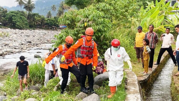 Mayat Pria Ditemukan Mengambang di Sungai Lubuk Minturun, Keluarga Sebut Korban Alami Keterbelakangan Mental 1 EVAKUASI— Petugas SAR mengevakuasi jasad korban Febri (21) yang ditemukan mengambang di aliran Sungai Lubuk Minturun.