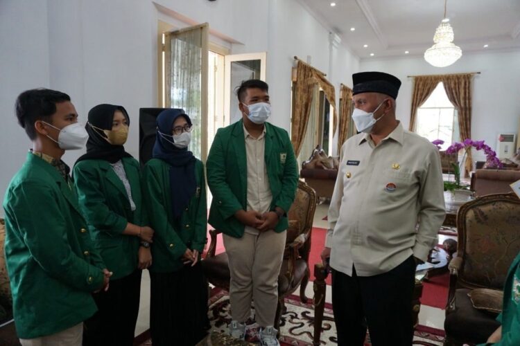 AUDIENSI—Mahasiswa/i Jurusan Biologi FMIPA Unand beraudiensi dengan Gubernur Sumbar, Mahyeldi Ansharullah, di Istana Kompleks Gubernuran, Selasa (25/1).
