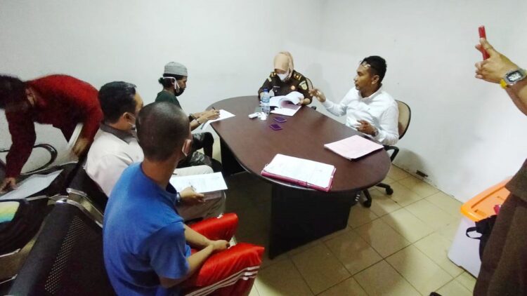 Perkosa Cucu Sendiri, Kakek Cabul Terancam 20 Tahun Penjara 1 KAKEK CABUL— Penyidik Polresta Padang menyerahkan tersangka cabul berinisial Z yang memperkosa cucunya sendiri kepada Jaksa Kejari Padang.