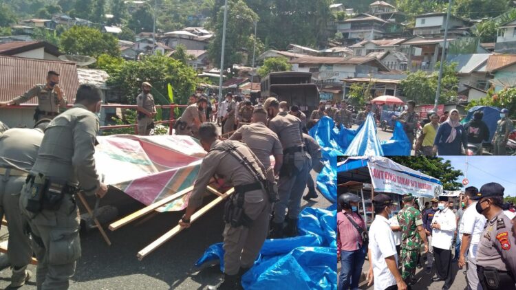DIBONGKAR— Petugas Satpol PP Kota Padang membongkar lapak milik PKL yang masih berjualan di kawasan Siti Nurbaya, Jumat (28/1). Sebelum ditertibkan pedagang sudah dikirim surat untuk tidak berjualan lagi di kawasan objek wisata tersebut.