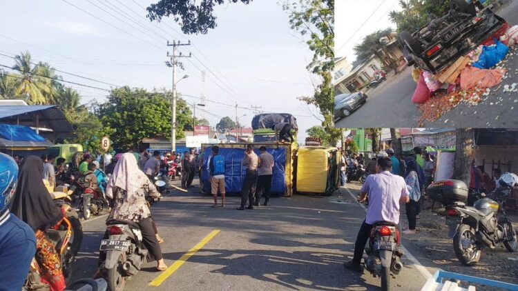 Tabrakan, Truk dan Pikap Sama-sama Terbalik, Satu Orang Luka Parah 1 TERBALIK— Mobil pikap bermuatan sayur dan truk sama-sama terbalik usai bertabrakan di jalan raya Jorong Jambak, Kecamatan Pasaman.