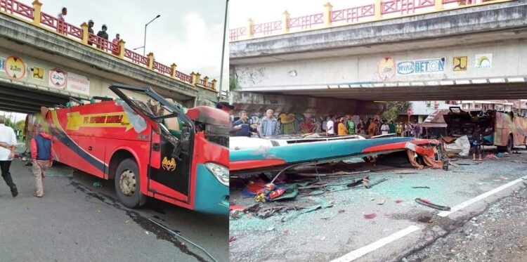 TABRAK FLY OVER— Kondisi bus Sipirok Nauli dari Padang Sidempuan tujuan Jambi menabrak jembatan fly over di Padangpanjang.
