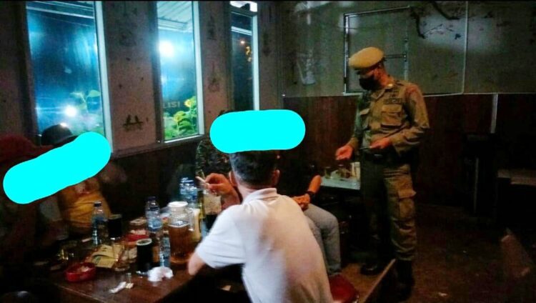 PENERTIBAN KAFE— Tim gabungan Polres Limapuluh Kota bersama Satpol PP menertibkan kafe hiburan malam di Jorong Simpang Empat Nagari Koto Tuo, Kecamatan Harau dan mengamankan 15 wanita serta menjual miras.