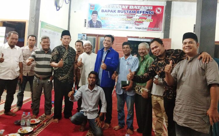 Rustam Efendi Jemput Aspirasi Warga di Batipuh Panjang 1 JEMPUT ASPIRASI— Anggota DPRD Padang, Rustam Efendi jemput aspirasi warga di Mushalla Al Barkah, Kelurahan Batipuh Panjang, Kecamatan Koto Tangah, Kamis (13/1) malam.