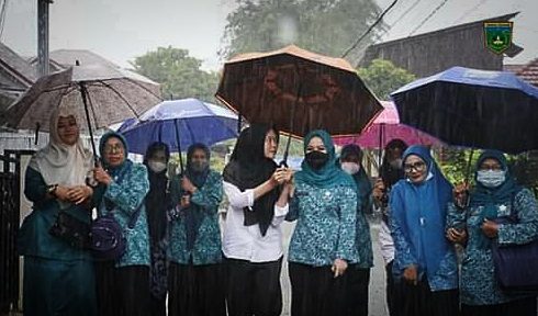 DINILAI--Enam Dasawisma Terbaik Kota Padangpanjang Dinilai Tim Penilai Tingkat Kota Padangpanjang langsung Dikomandoi Ketua TP PKK Kota Padangpanjang dr.Dian Puspita, Rabu (19/1).