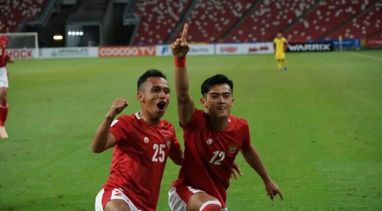 Uji Coba Lawan Bangladesh Batal, Persiapan Timnas Indonesia Tetap Normal 1 SELEBERASI--Bek Timnas Indonesia, Pratama Arhan berselebrasi bersama Irfan Jaya usai mencetak gol ke gawang timnas Malaysia di Piala AFF 2020.